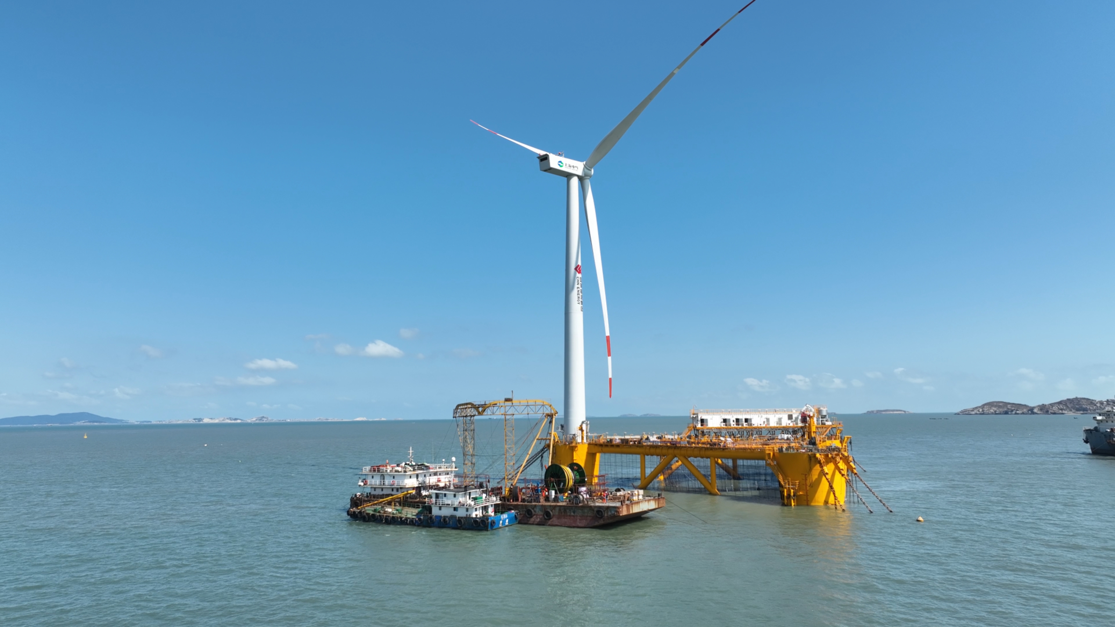 中天科技完成全球首个漂浮式风渔融合项目动态缆施工